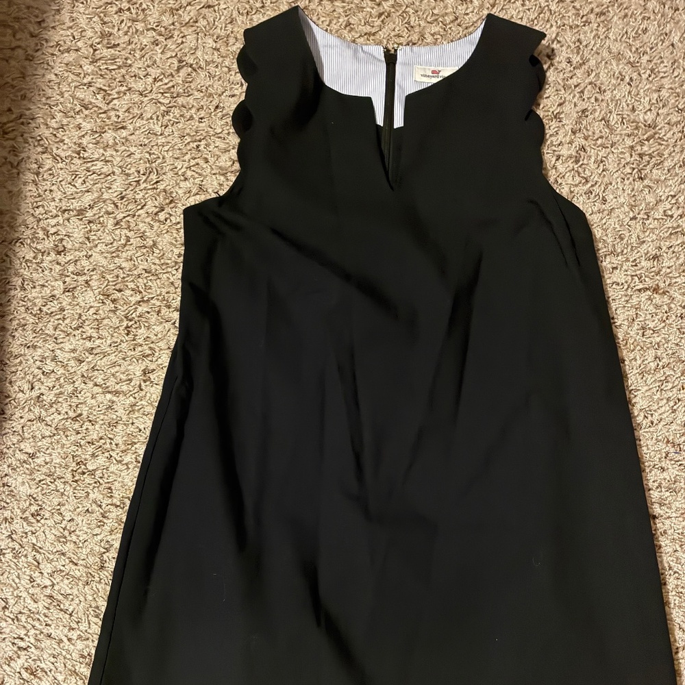 Vineyard vines sleeveless dress. 100% cotton. Lined. Scallop sleeve. V-neck